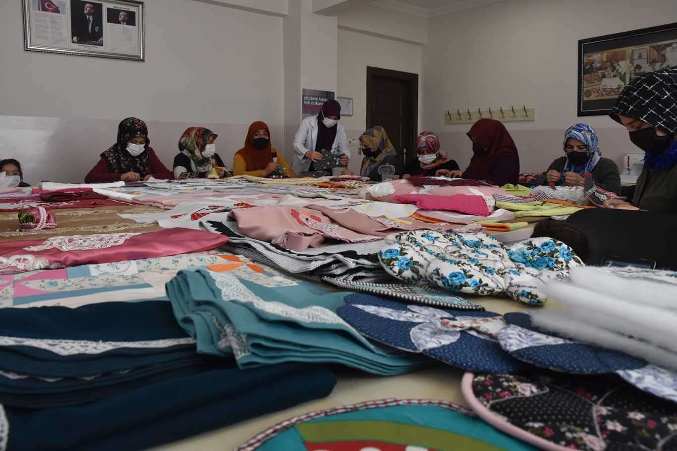 Gaziantep’te kadınlar atıkları ev malzemelerine dönüştürüyor Gaziantep’te kadınlar atıkları ev malzemelerine dönüştürüyor